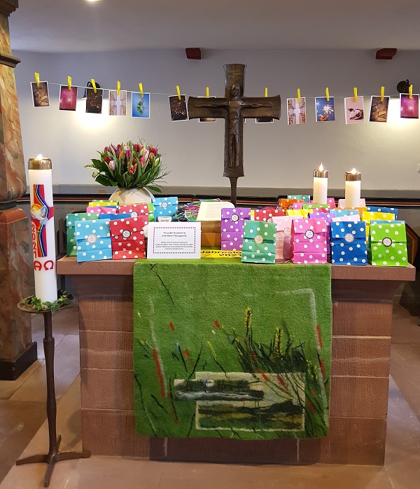 Altar mit Glückstüten