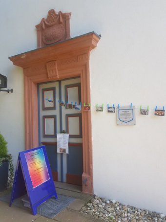 Vor der Georgskirche