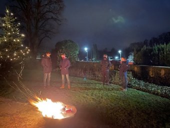 Konfis an der Feuerschale